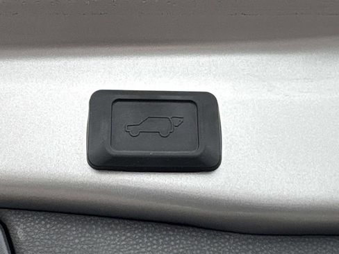 Used 2023 Toyota RAV4 XLE Premium image 18