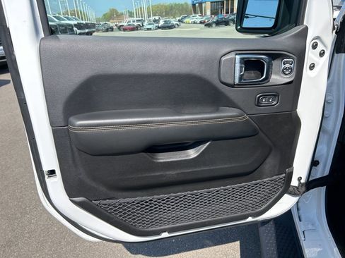 Used 2025 Jeep Wrangler Unlimited Sahara AWD/4WD image 23