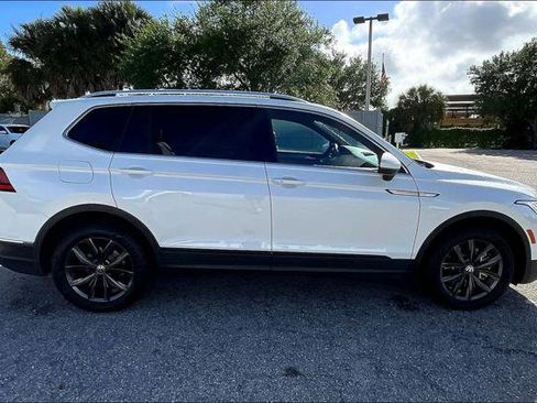Certified 2023 Volkswagen Tiguan SE w/ Panoramic Sunroof Package FWD image 4