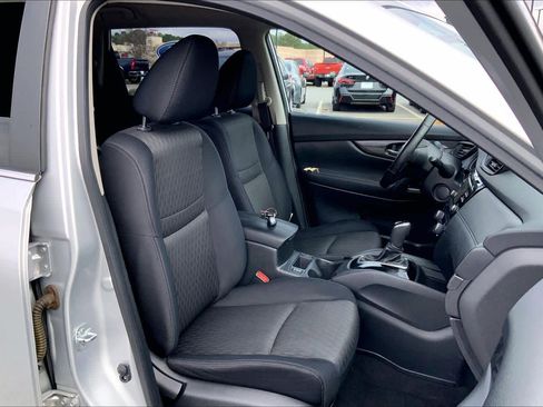 Used 2017 Nissan Rogue SV image 9