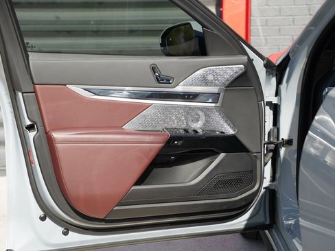 Used 2023 BMW 760i xDrive image 17