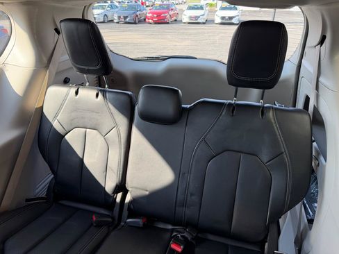 Used 2024 Chrysler Pacifica Touring-L FWD image 18