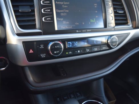 Used 2018 Toyota Highlander XLE AWD/4WD image 16