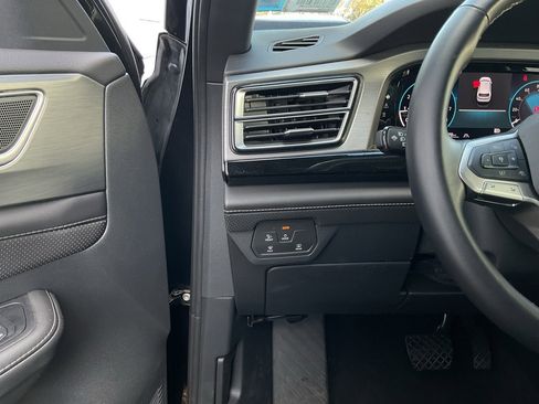 Used 2025 Volkswagen Atlas Cross Sport SE image 25