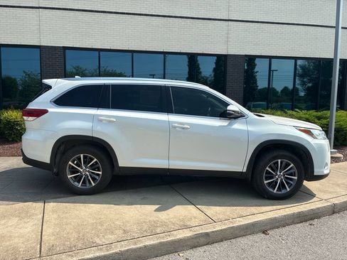 Used 2019 Toyota Highlander XLE AWD/4WD image 3