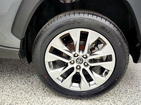 Used 2021 Toyota RAV4 XLE Premium image 9