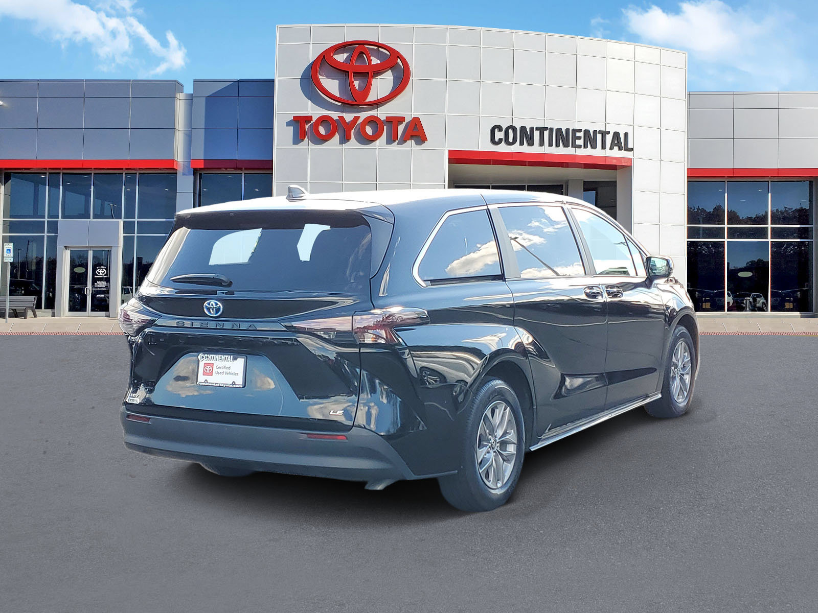 Certified 2025 Toyota Sienna LE FWD image 5