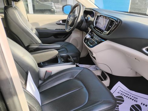 Used 2022 Chrysler Pacifica Touring-L image 12