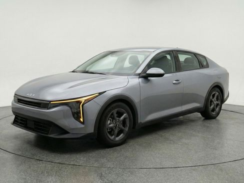 Used 2025 Kia K4 LXS image 3