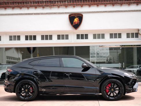 Used 2024 Lamborghini Urus S AWD/4WD image 2