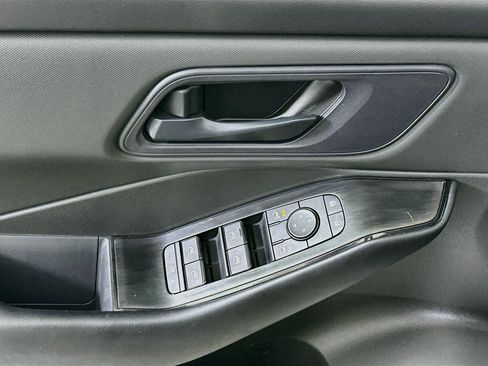 Used 2025 Nissan Rogue S FWD image 15