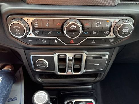 Used 2023 Jeep Gladiator Sport AWD/4WD image 16