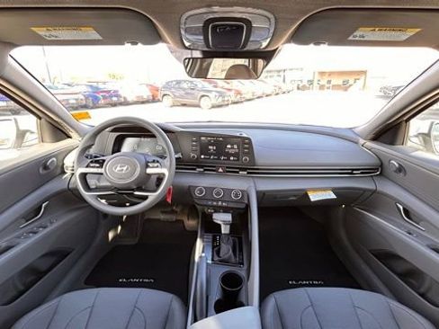 Used 2025 Hyundai Elantra SE image 10