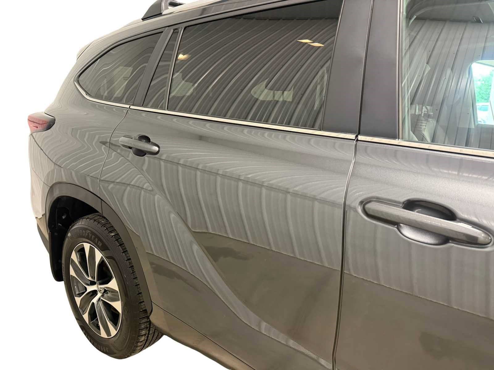 Used 2024 Toyota Highlander XLE AWD/4WD image 9