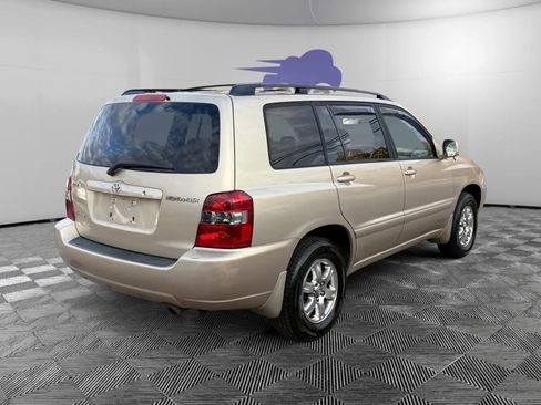 Used 2005 Toyota Highlander 4WD V6 w/ 3rd Row image 5