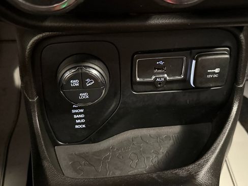 Used 2017 Jeep Renegade Trailhawk w/ Premium Trailhawk Package image 14