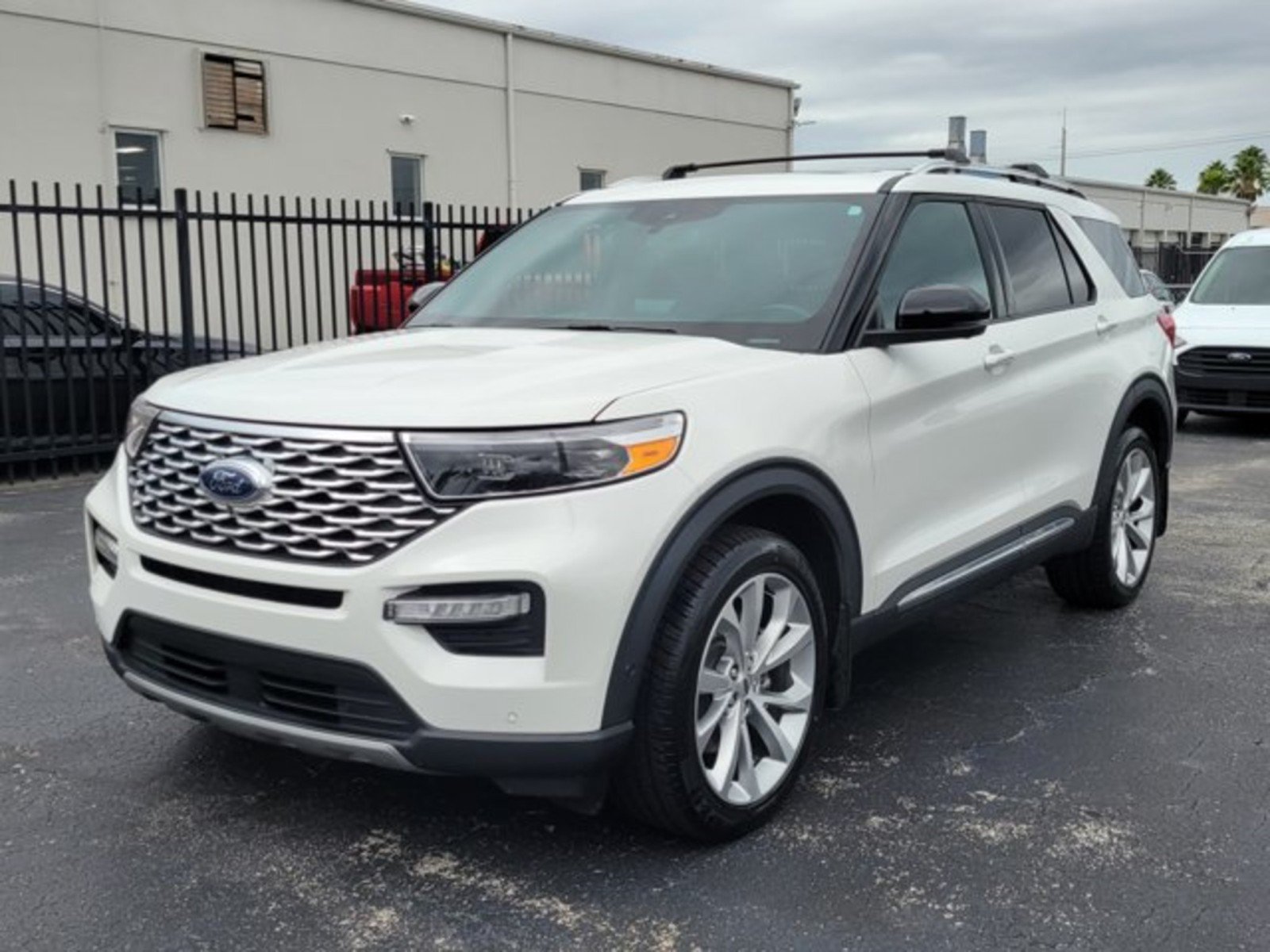 Used 2023 Ford Explorer Platinum w/ Technology Package AWD/4WD image 3