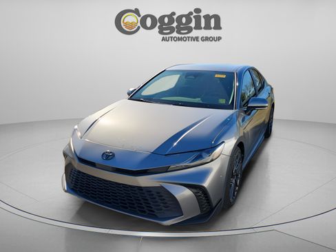 Used 2025 Toyota Camry SE image 1