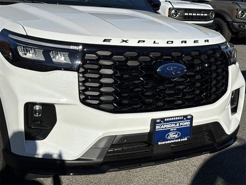 Used 2025 Ford Explorer ST-Line w/ Premium Package image 8