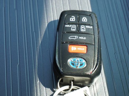 Used 2025 Toyota Sienna XLE image 20