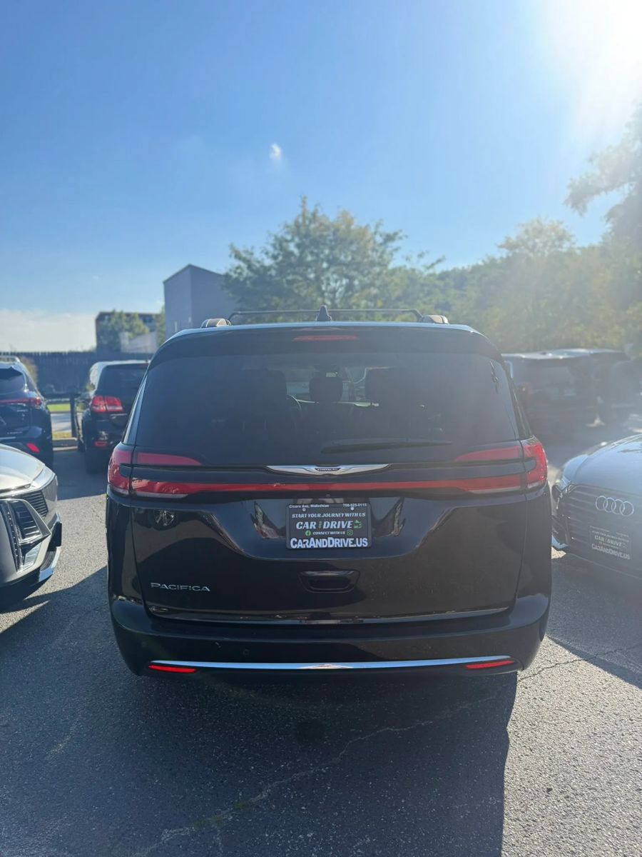 Used 2022 Chrysler Pacifica Touring-L w/ Uconnect Theater Family Group FWD image 4