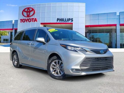Used 2023 Toyota Sienna XLE image 32