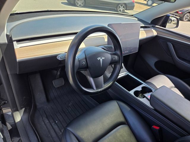 Used 2025 Tesla Model Y Long Range RWD image 8