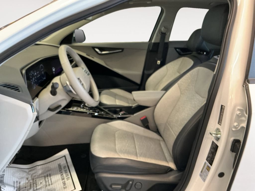 Used 2024 Kia Niro Wave w/ Wave Preserve Package FWD image 16