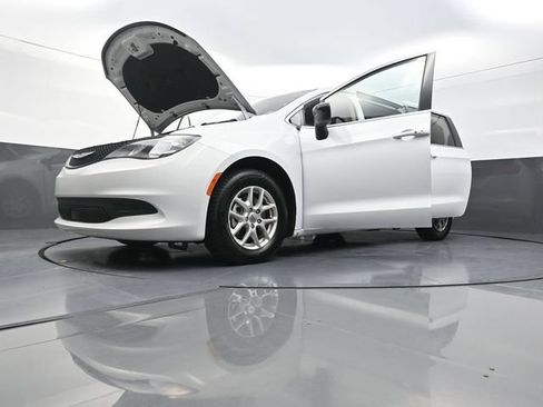 Used 2024 Chrysler Voyager LX FWD image 33