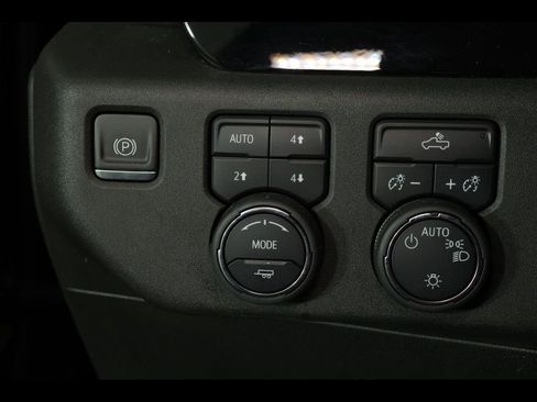 Used 2022 Chevrolet Silverado 1500 LT w/ Z71 Off-Road Package AWD/4WD image 15