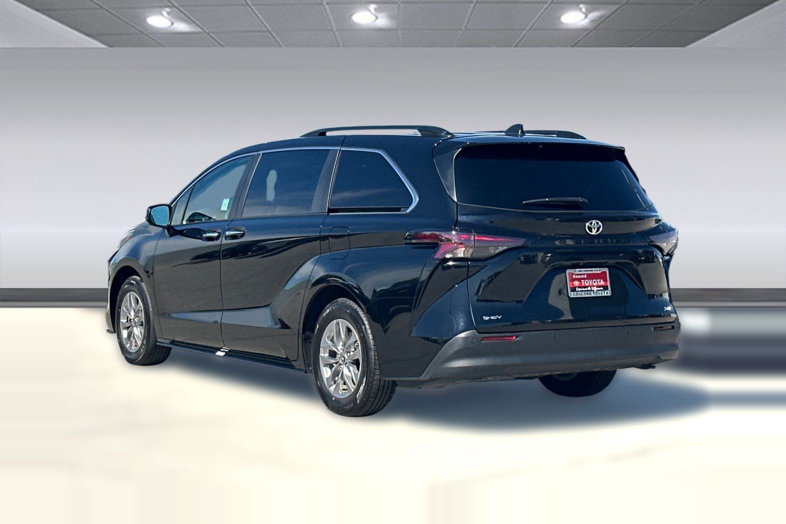 Used 2026 Toyota Sienna XLE FWD image 3