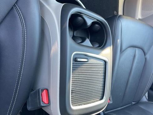 Used 2024 Chrysler Pacifica Touring-L image 19