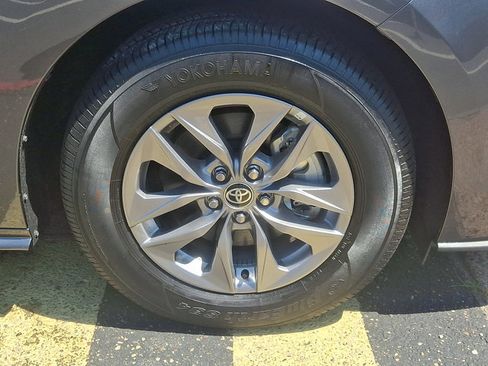 Used 2025 Toyota Sienna LE FWD image 8