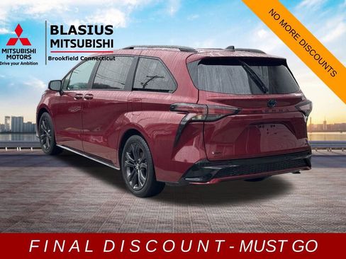 Used 2025 Toyota Sienna XSE w/ XSE Plus Package image 6