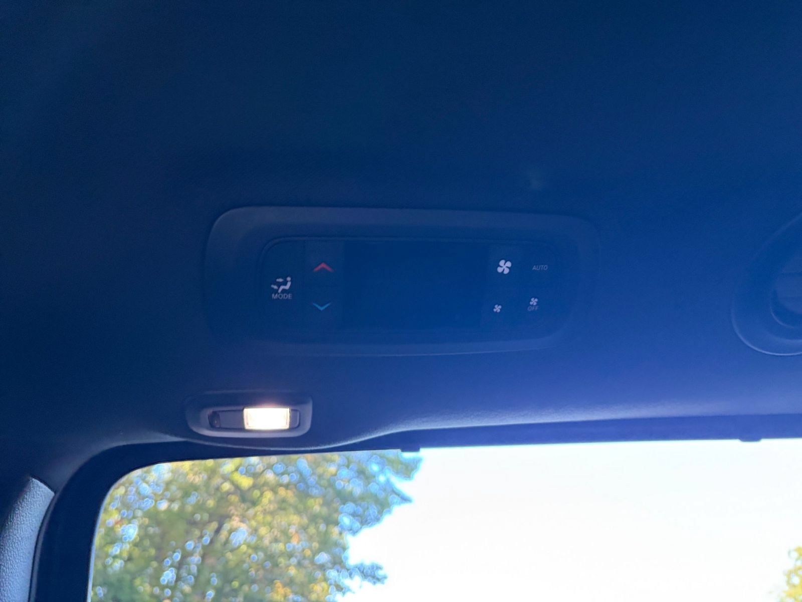 Used 2025 Chrysler Pacifica Limited FWD image 25