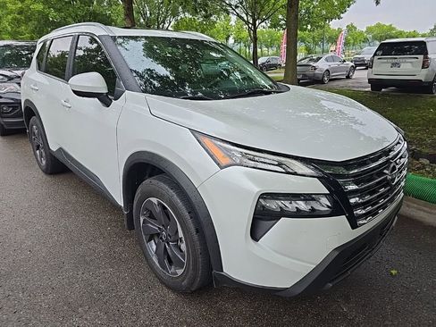 Used 2024 Nissan Rogue SV w/ SV Premium Package FWD image 2