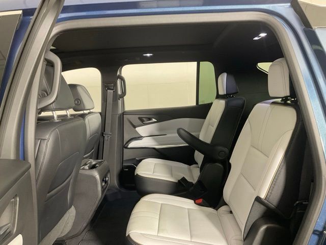 Used 2025 Chevrolet Traverse High Country AWD/4WD image 34