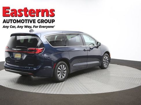 Used 2023 Chrysler Pacifica Touring-L FWD image 43