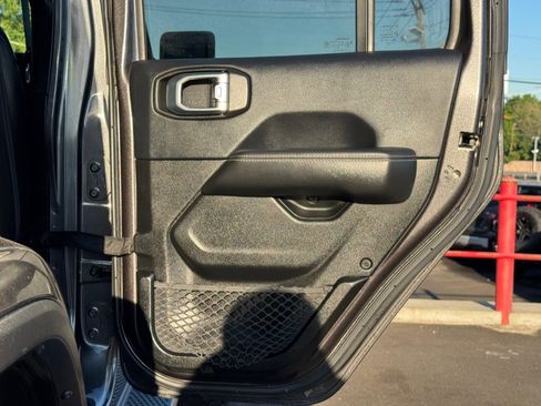 Used 2018 Jeep Wrangler Unlimited Sahara w/ Safety Group AWD/4WD image 32