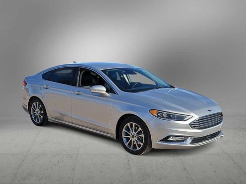 Used 2017 Ford Fusion SE w/ Fusion SE Technology Package image 2