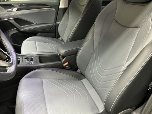 Used 2025 Volkswagen Tiguan SE FWD image 6