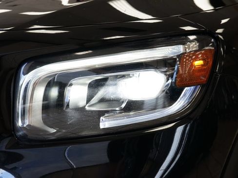 Used 2023 Mercedes-Benz GLB 250 4MATIC w/ Premium Package image 23