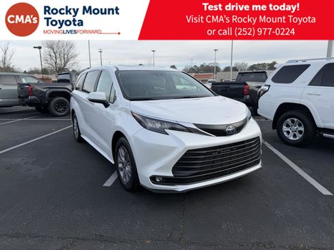 Used 2025 Toyota Sienna XLE image 1
