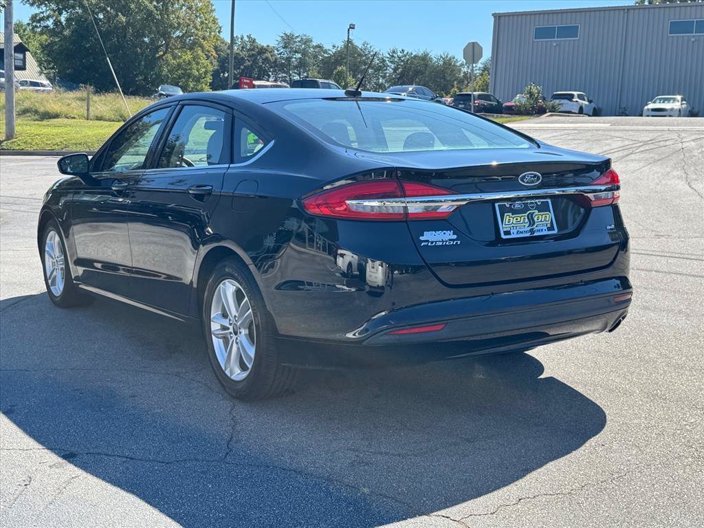 Used 2018 Ford Fusion SE w/ Fusion SE Technology Package FWD image 5