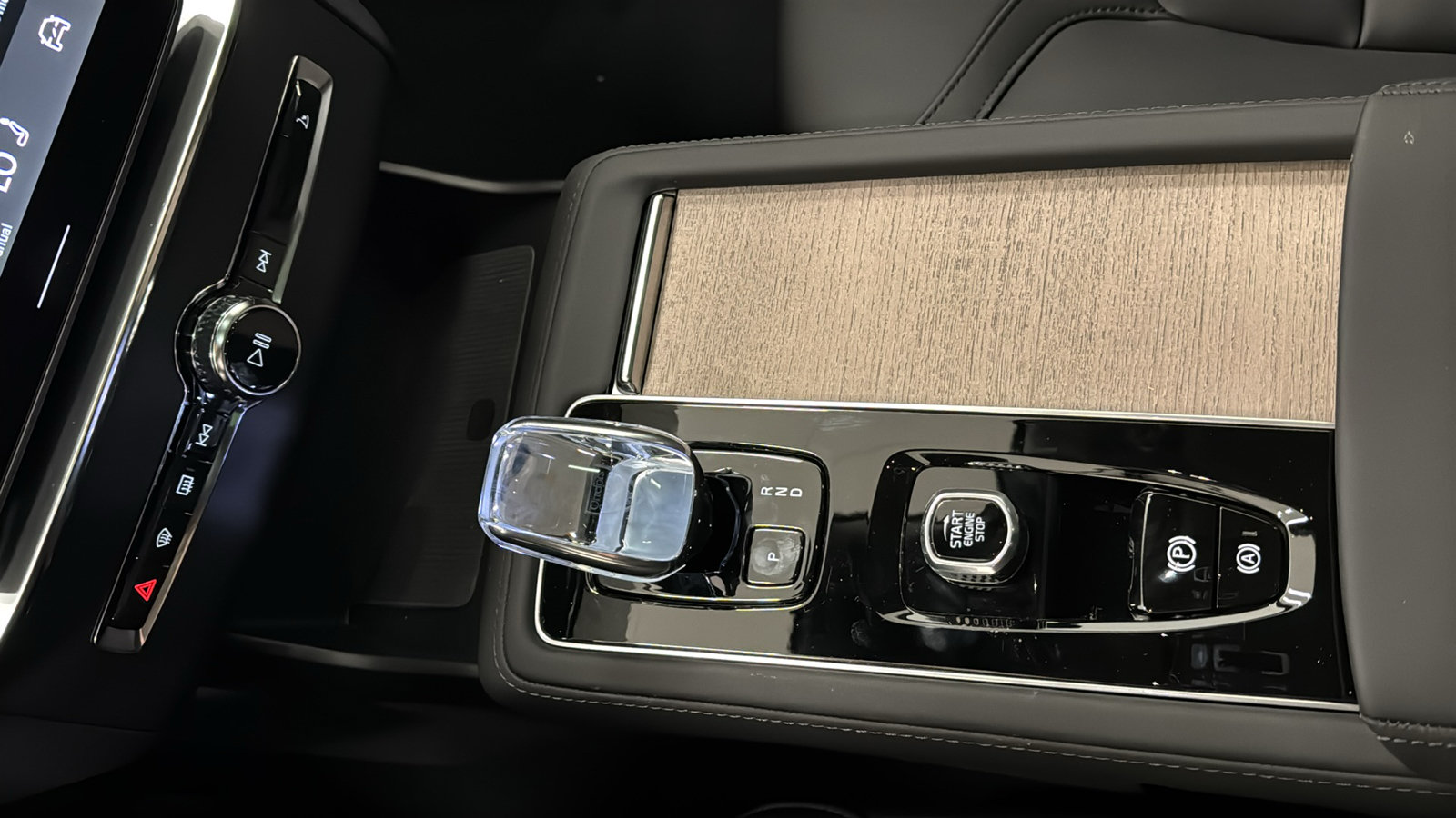 New 2026 Volvo XC90 T8 Plus w/ Protection Package Premier AWD/4WD image 19