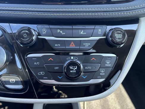 Used 2022 Chrysler Pacifica Touring-L AWD/4WD image 18