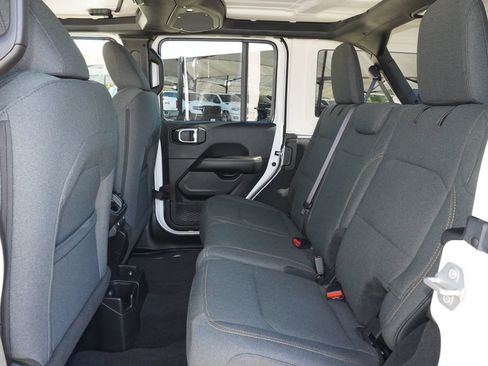 Used 2025 Jeep Wrangler Unlimited Sahara AWD/4WD image 27