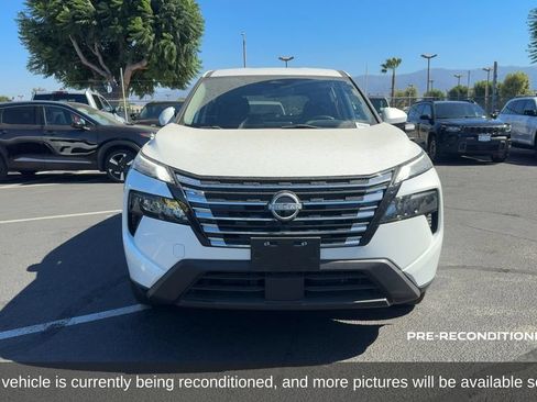 Used 2024 Nissan Rogue SV FWD image 2