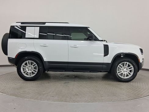 Used 2025 Land Rover Defender 110 S image 8