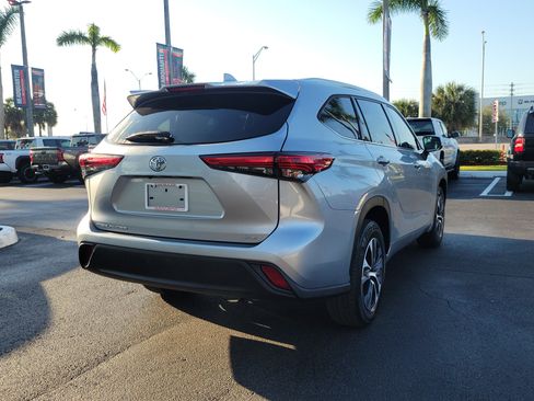 Used 2020 Toyota Highlander XLE image 11